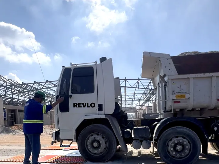 Pesagem de caminhão basculante em pátio