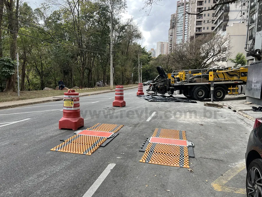 Operação de pesagem em via urbana, com cones isolando o ponto