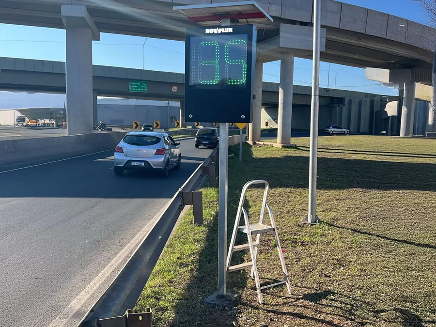 Lombada eletrônica em rodovia, com o display voltado para quem se aproxima