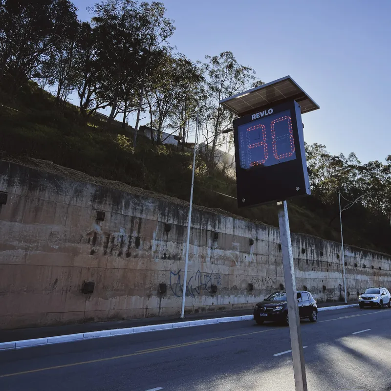 Lombada eletrônica em avenida urbana