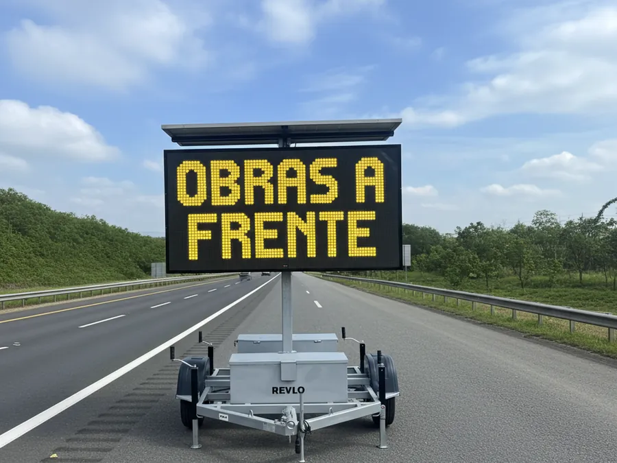 Painel de mensagem variável visto da perspectiva do motorista, com a mensagem legível a distância