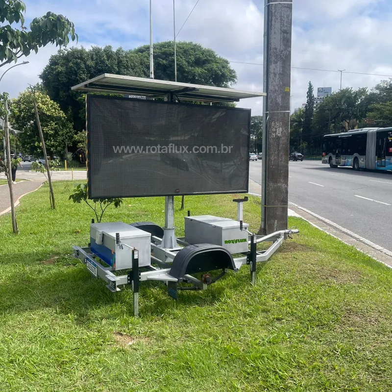 Painel de mensagem variável instalado em via urbana