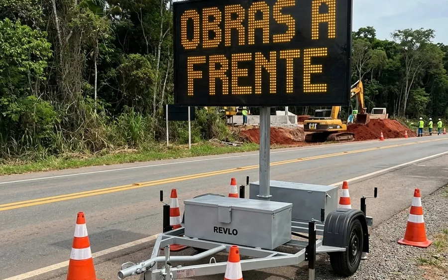 Painel de mensagem variável rebocável posicionado em desvio, com cones